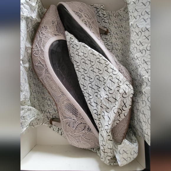 Elegant Lace Women's Pumps - Picture 2 of 5